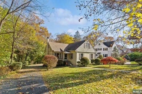 823 Hillcrest Rd, Ridgewood, NJ 07450-1107