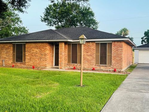 1316 Hospital Dr, Angleton TX  77515-3753 exterior