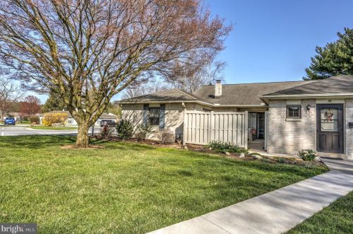 48 Valleybrook Dr, Lancaster PA  17601-4617 exterior