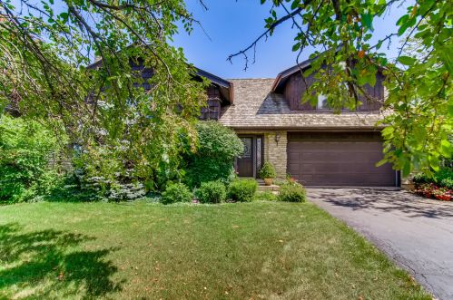 612 Lakewood Ct, Oak Brook, IL 60523-1519