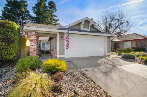 9345 Hoyleton Way, Elk Grove, CA 95758-6512