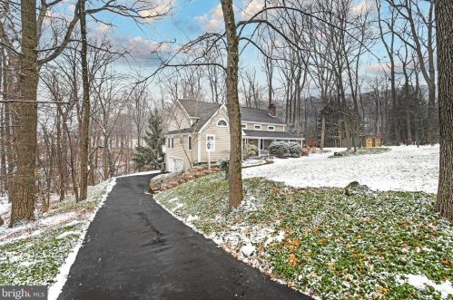 1890 Deamerlyn Dr, York, PA 17406-7020