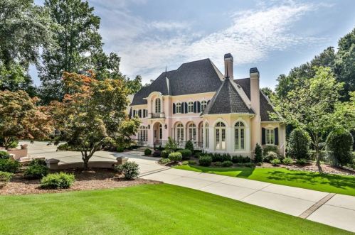 8475 Lazy Oaks Ct, Atlanta GA  30350-3532 exterior