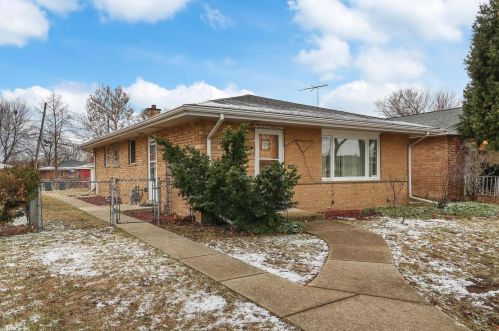 5001 Greenleaf St, Skokie, IL 60077-2172
