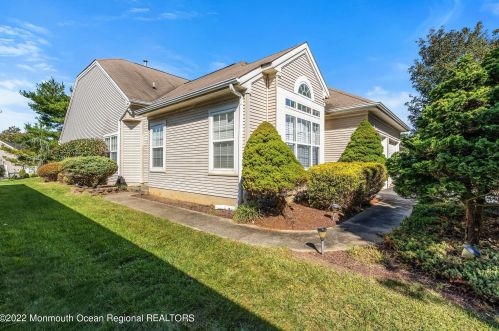 3 Avery Ct, Lakehurst, NJ 08759-6057