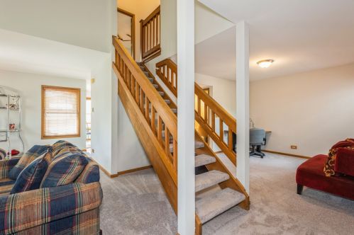 1114 Bradbury Cir, Carol Stream, IL 60188-3904