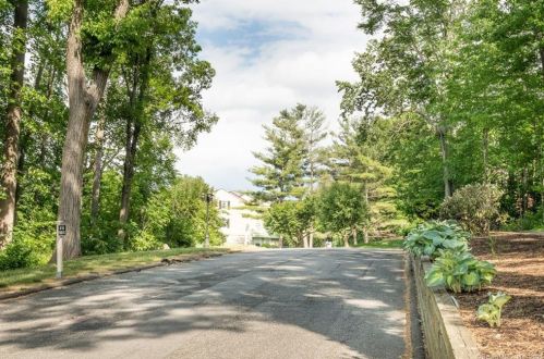 53 Rising Trail Dr, Middletown, CT 06457-1628