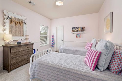 7904 Crandall Rd, Austin TX  78739-1910 exterior