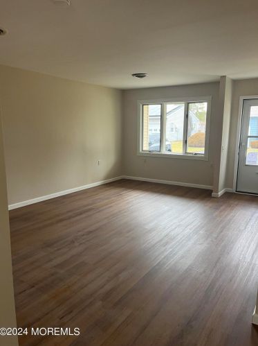 3 Chestnut Ave, Lakehurst, NJ 08759-2321