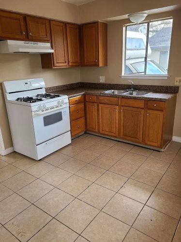 3220 F St, Stockton, CA 95205-2618