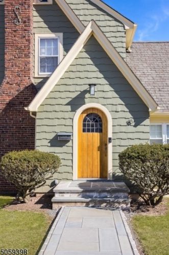18 Eagle Ter, Town Center, NJ 07052-5006