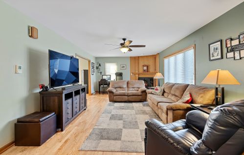26611 Linden Rd, Antioch, IL 60002-9120
