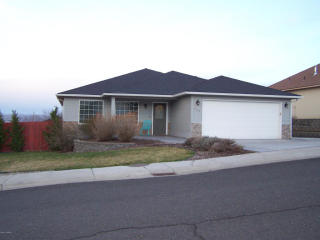 911 Crestview Dr, Selah, WA 98942-8866