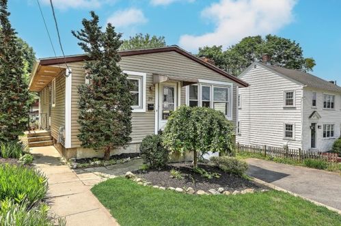 29 5th St, Providence, RI 02906-2812