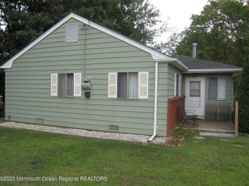 37 Pheasant St, Lakehurst, NJ 08759-5132