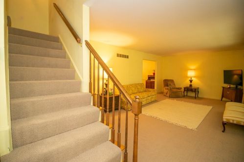 8615 Hermitage Ln, Cincinnati, OH 45236-2019