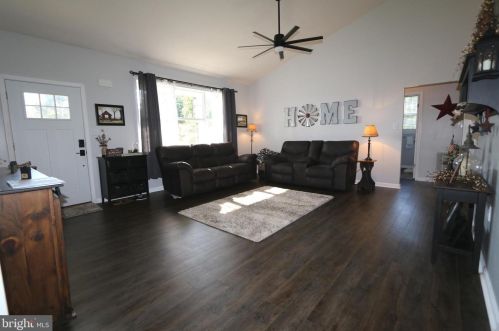 372 Berkshire Dr, Falling Waters, WV 25419-4955