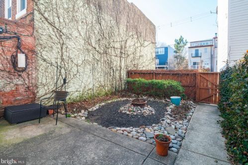 922 4 St, Philadelphia PA 19147-4104 exterior