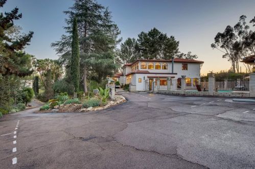 1552 Vale Terrace Dr, Vista, CA 92084-5306