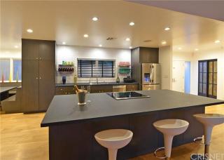 4672 Brewster Dr, Los Angeles CA  91356-4802 exterior