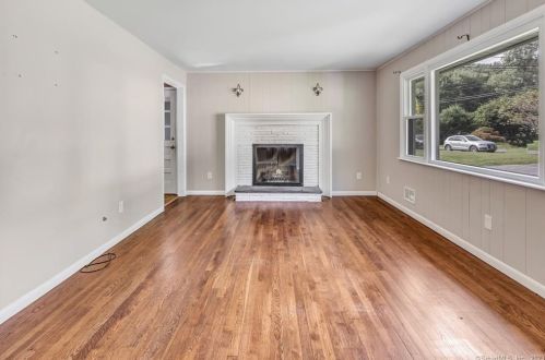 15 Country Ridge Dr, Huntington, CT 06484-3522