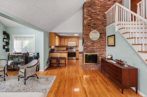 1 Yellow Yellow Cir, Middletown CT  06457-4929 exterior