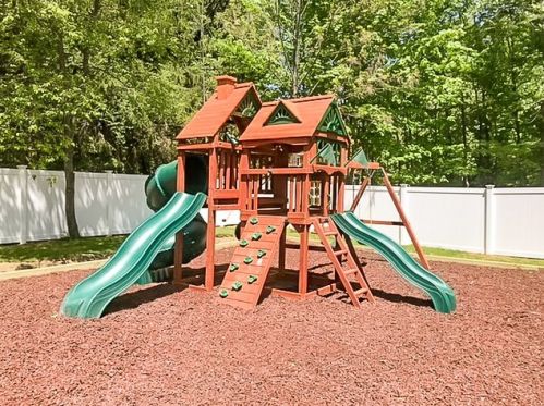 5 Sandy Point Rd, Stratham, NH 03885-2121