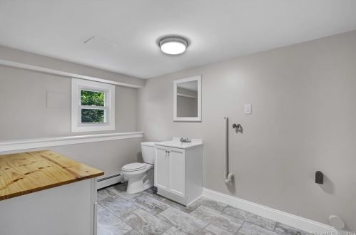19 Mohawk Cir, Windsor CT  06095-2656 exterior