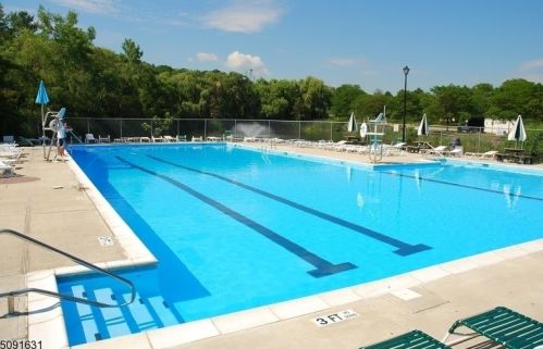 4 Everest Dr, Hackettstown NJ  07840-2844 exterior