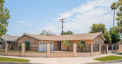 2042 9th St, Santa Ana, CA 92703-1911