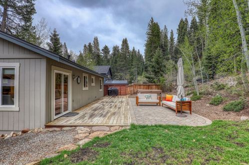 10614 Pine Cone Dr, Truckee CA  96161-3130 exterior