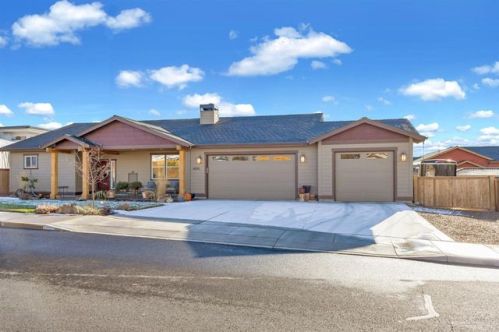 4650 Yew Ave, Eagle Crest OR  97756-9659 exterior