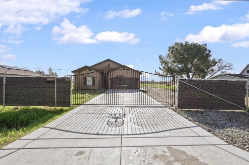5774 Cherokee Rd, Stockton, CA 95215-1143