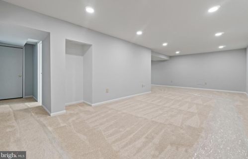 5835 Oakland Park Dr, Springfield VA  22015-2438 exterior