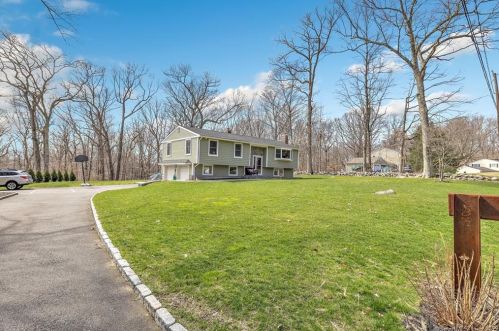 7 Highridge Dr, Upper Stepney, CT 06468-2373