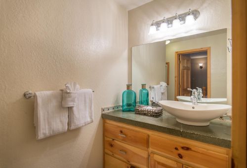 11563 Snowpeak Way, Truckee CA  96161-7063 exterior