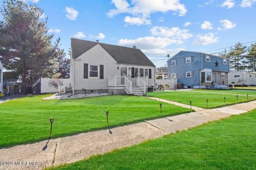 93 Barkalow Ave, East Freehold, NJ 07728-2060