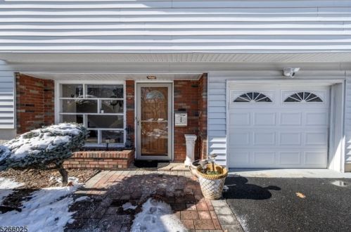 9 Brook Pl, Town Center, NJ 07052-2701