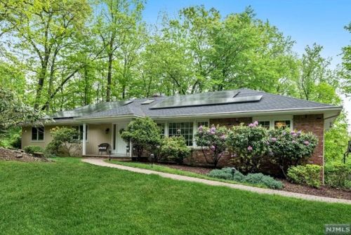 2 Stonegate Rd, Upper Saddle River, NJ 07458-1413