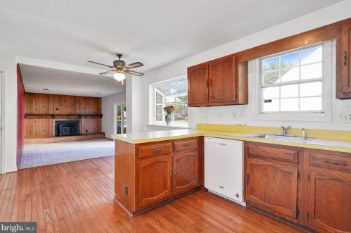 5260 Queens Wood Dr, Springfield, VA 22015-1532