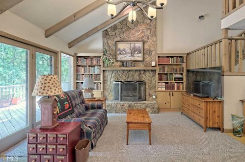 391 Sailor Ln, Tiger, GA 30576-1825