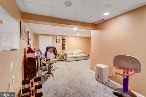 4 Crawford Ct, Trenton NJ  08690-3618 exterior