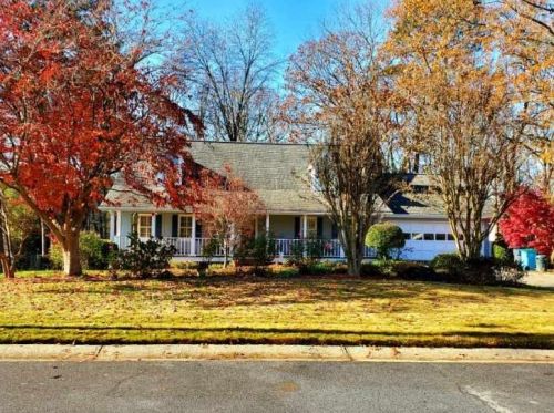 1083 Evelyn Ln, Lilburn, GA 30047-6614