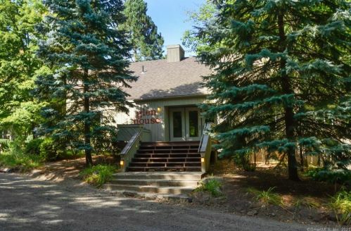 4 Talcott Gln, Farmington, CT 06032-3523
