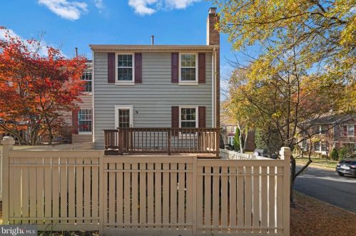 1526 Autumn Ridge Cir, Herndon VA  20194-1562 exterior