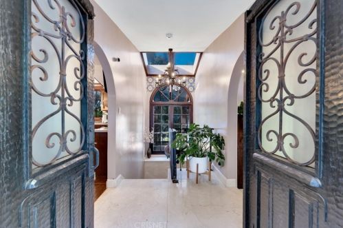 1664 Las Flores Dr, Glendale CA  91207-1200 exterior