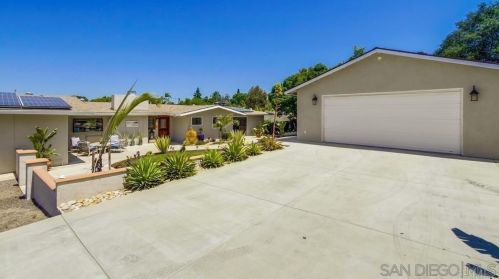 1582 Sunrise Dr, Vista, CA 92084-6417