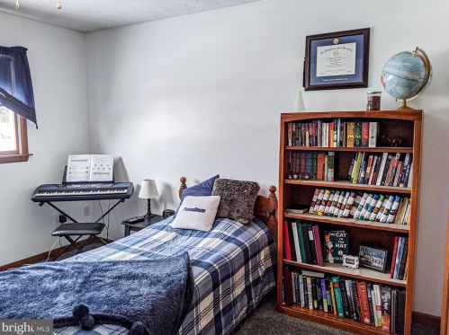 18 Sycamore Ln, Hanover PA 17331-4937 exterior