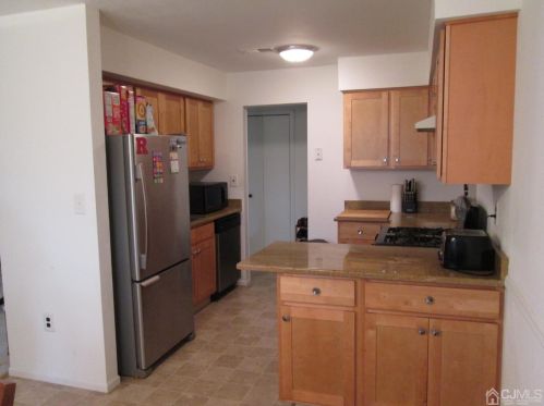 412 Green Hollow Dr, Iselin, NJ 08830-2923