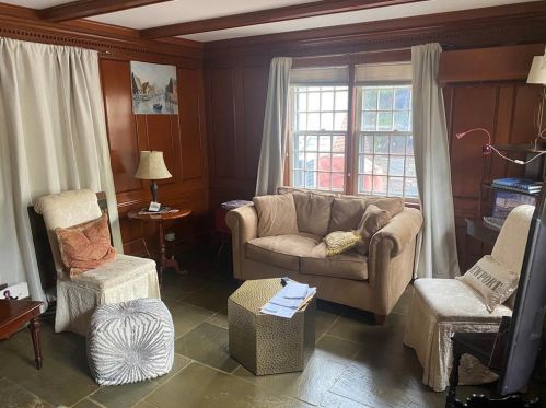 4 Coddington St, Middletown RI  02840-2549 exterior
